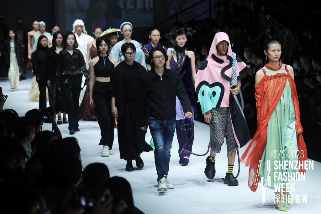 Catwalk show tijdens Shenzhen Fashion Week