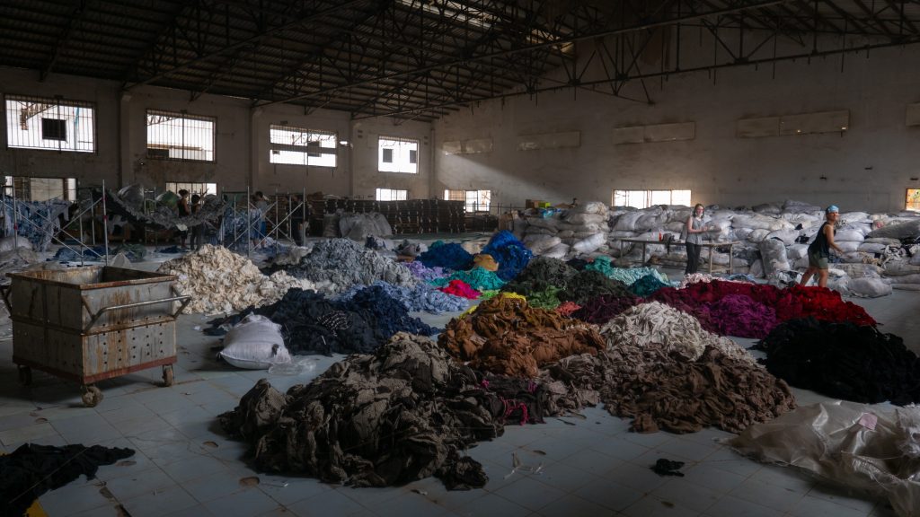 Hopen textiel in modefabriek